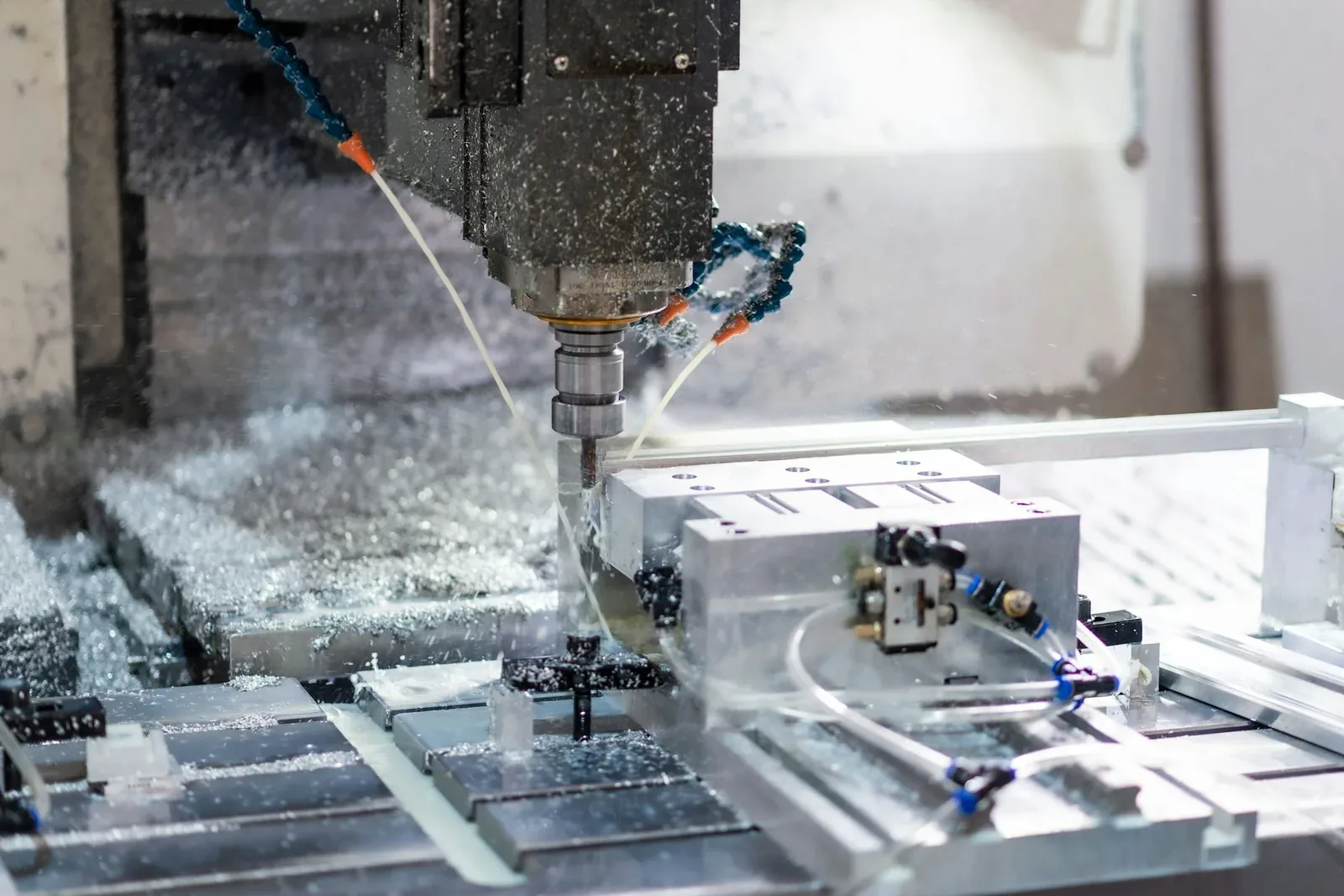 Een aluminium werkstuk wordt op een CNC-machine gefreesd